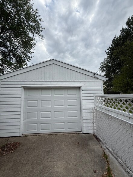 Building Photo - 1004 Elm St