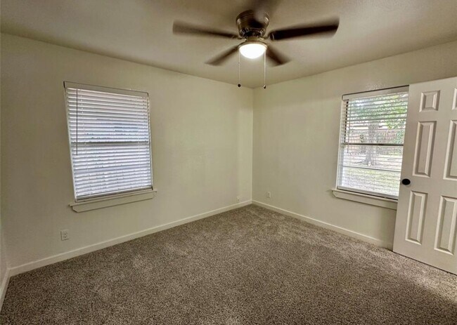 Building Photo - 530 Edgebrook Dr