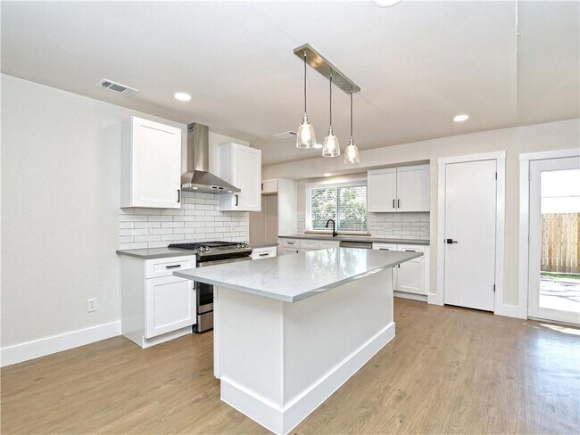 Building Photo - 11711 Oak Knoll Dr