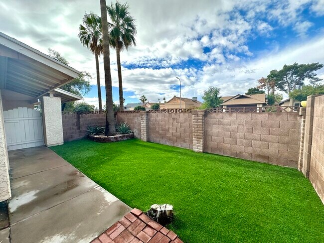 Building Photo - Trails at Scottsdale! Updated patio home with multiple patios