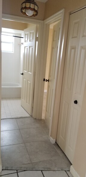 Building Photo - 2210 SE 6th Ct