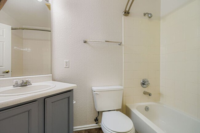 Building Photo - Bright & Spacious 3-Bedroom Home in Fox Run