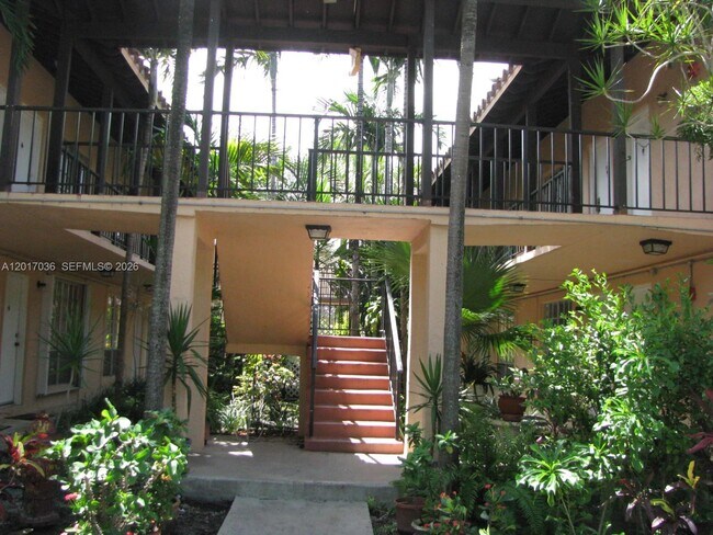 Building Photo - 10832 N Kendall Dr