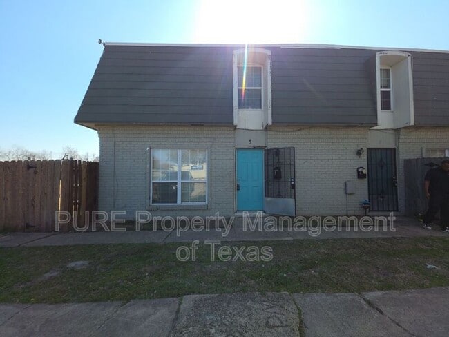 Building Photo - 5808 Wellington Dr