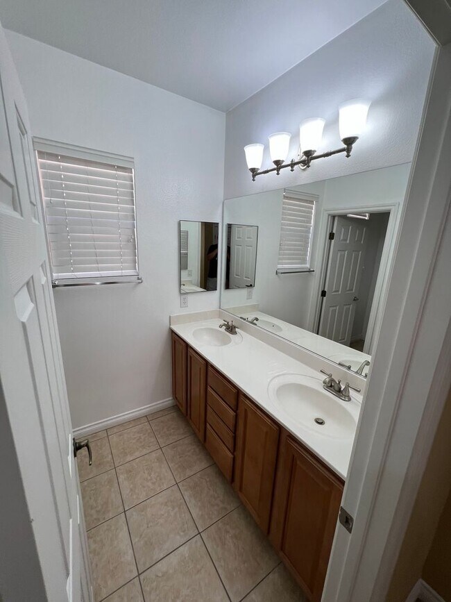 Building Photo - ALIANTE MASTER PLAN COMM/ GATED *5 BEDROOM...