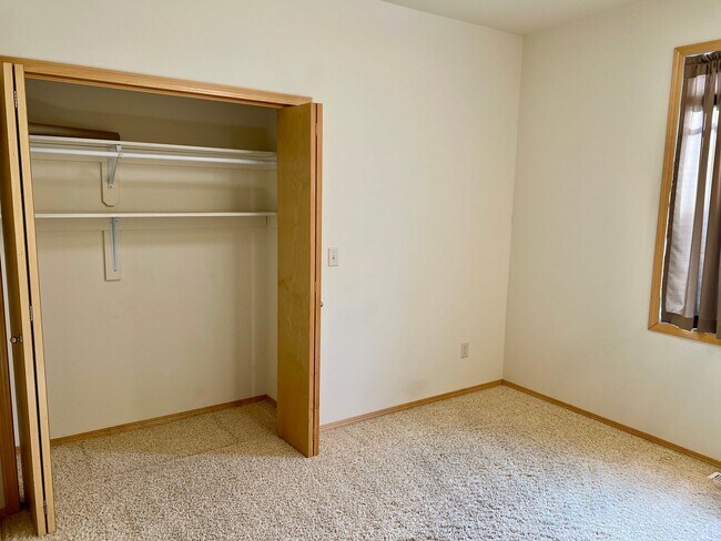 Building Photo - Charming 3 Bed 2 Bath Single Family Home W/ Attached Garage and Private Patio!