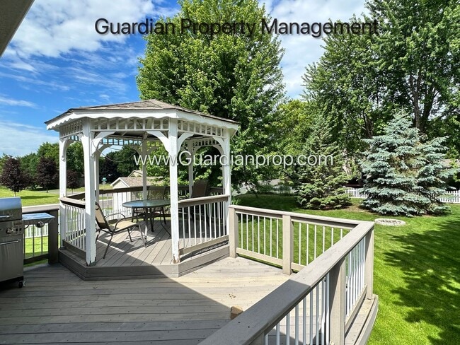 Building Photo - Maple Grove Single Family Home, Fenced Yard, 3 Car Garage, Deck, Available 7-31