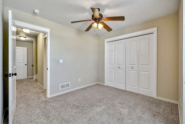Building Photo - 204 NE Chalet Ln