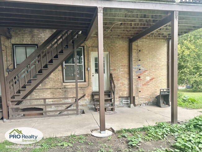 Building Photo - Charming 2 Bedroom Apartment in Northeast ...