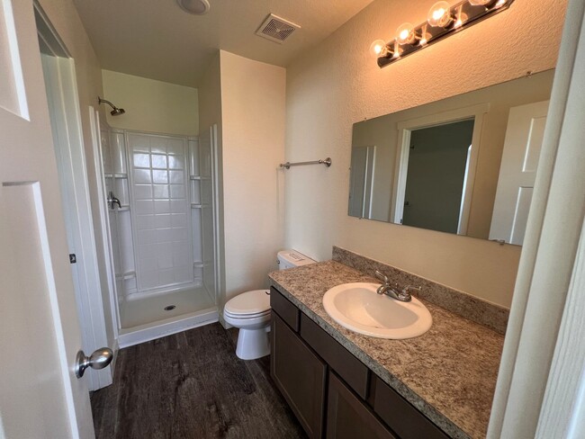 Building Photo - 3 Bedroom 2.5 Bathroom now available in Sp...