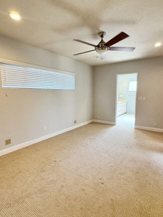 Building Photo - Charming 2-Bedroom Home with Fireplace, Backyard & Garage in Lakewood