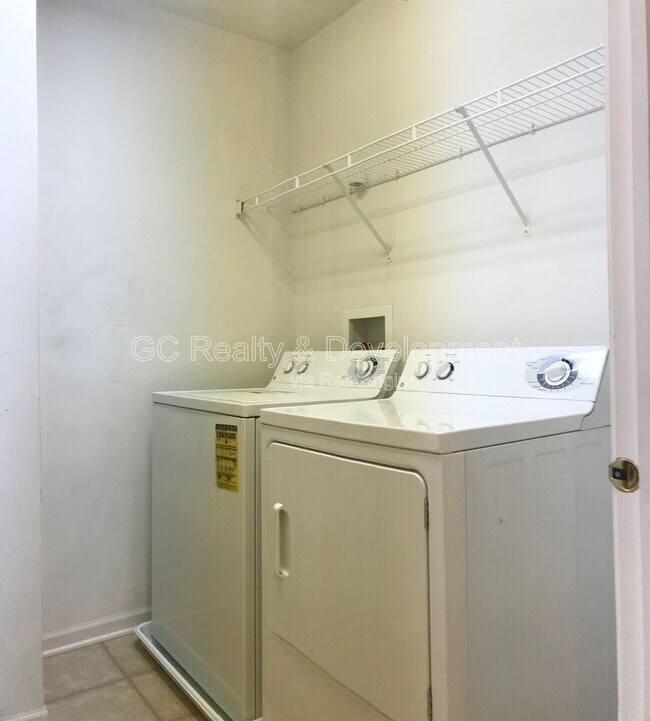 Building Photo - 922 Kings Canyon Dr