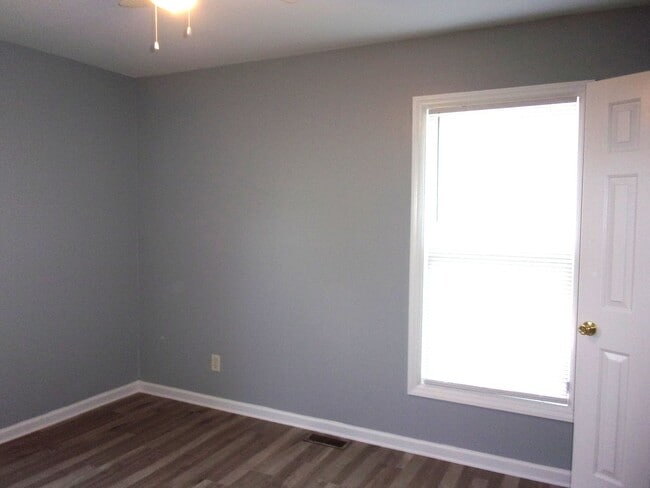 Building Photo - Recently Updated 3 Bedroom 1 Bath Home in ...