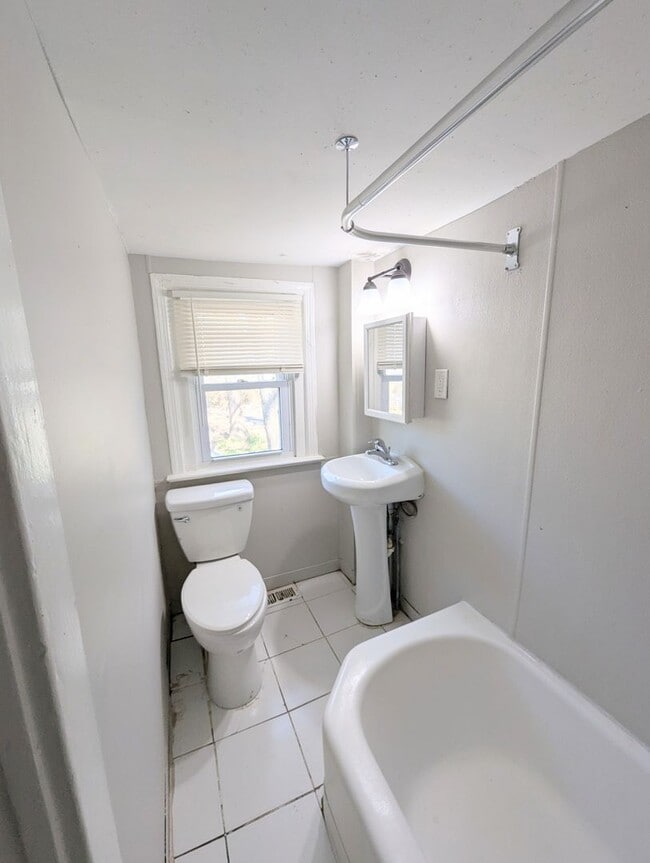 Building Photo - $500 OFF Your First Month's Rent!