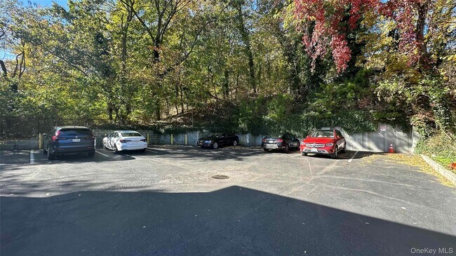 Building Photo - 64 Pine Hollow Rd