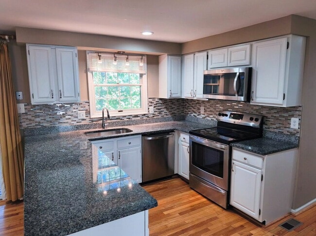 Building Photo - Inviting Townhome in Sterling with Spaciou...