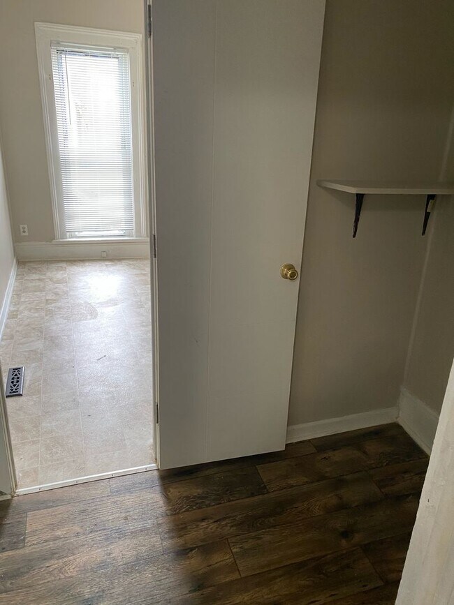 Building Photo - 251-251 1/2 N Fifth St