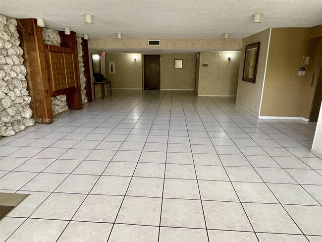 Building Photo - 491 Racquet Club Rd