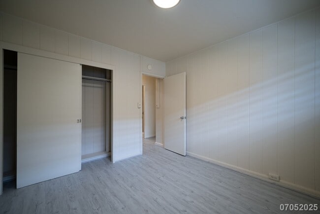 Building Photo - Available Now! 2 BD / 1 BA / 1 Parking sta...