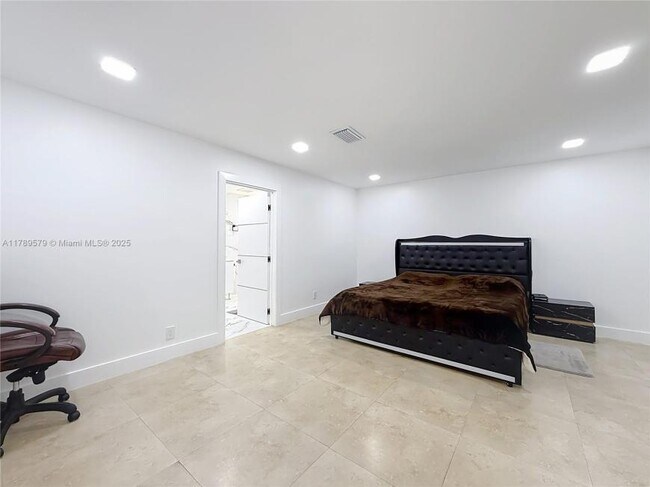 Building Photo - 5 bedroom in Hollywood FL 33021