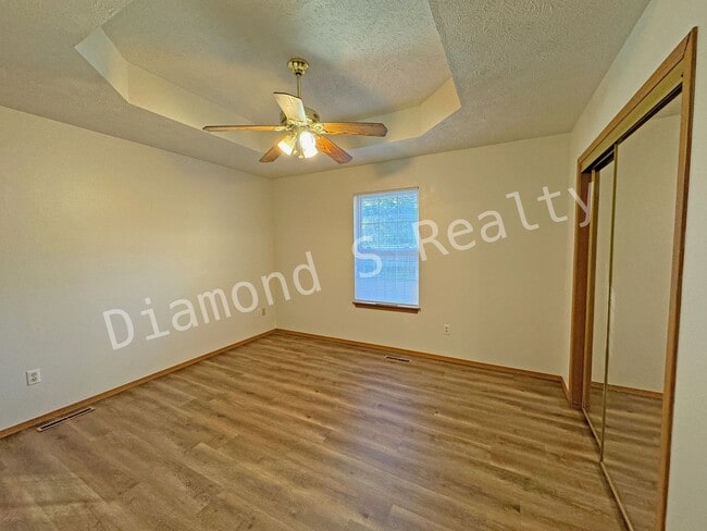 Building Photo - 3 Bedroom Home Located in Established Neighborhood!