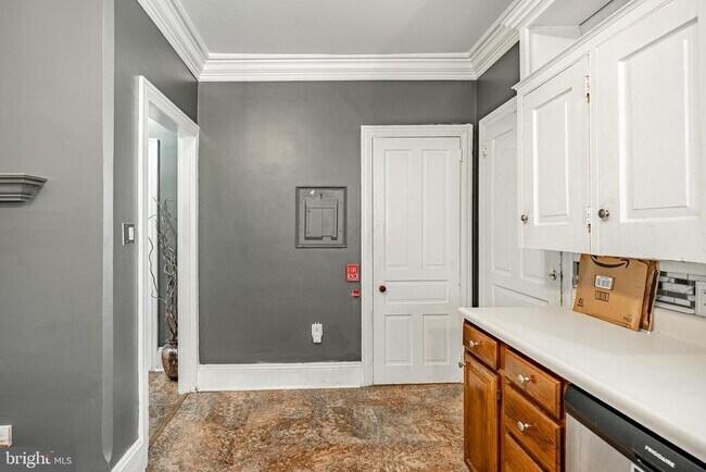 Building Photo - 300 N Penn St