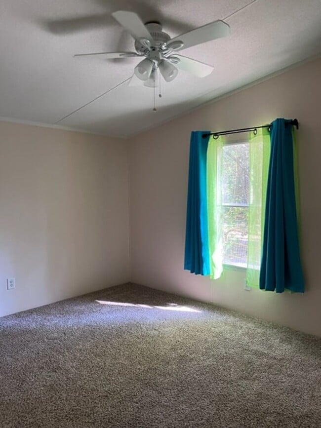 Building Photo - Large 4 Bedroom 2 bath DWMH