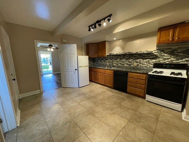 Building Photo - APT 190 CRAIG