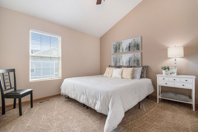 Building Photo - Clean Northwest 2 bed 2 Bath 2 Car Garage ...