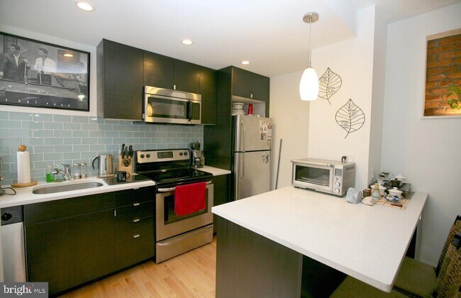 Building Photo - 209 W Wildey St