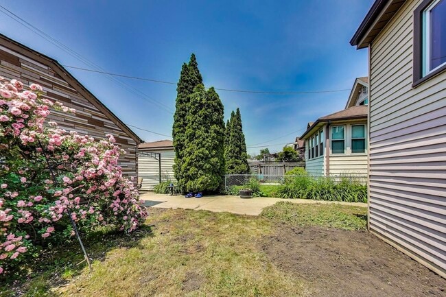 Building Photo - 4458 N Kasson Ave