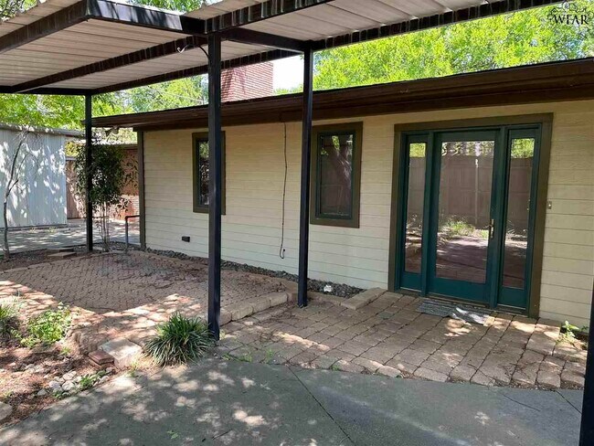 Building Photo - 2400 Martin St