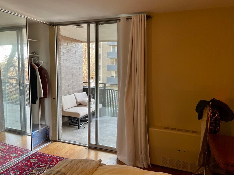 Bedroom has access to balcony - 1200 Vine St