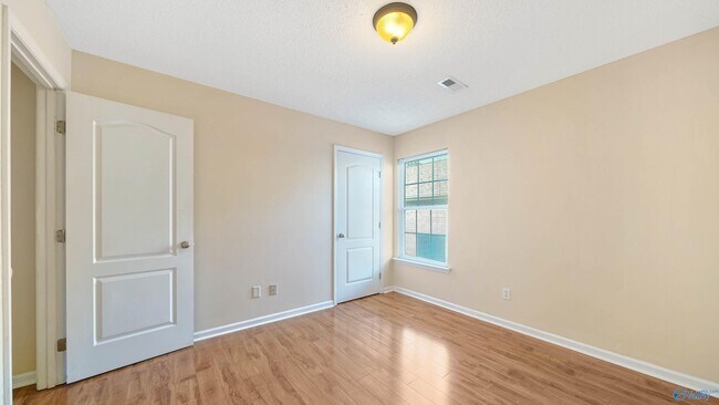 Building Photo - 113 NW Imogene Way