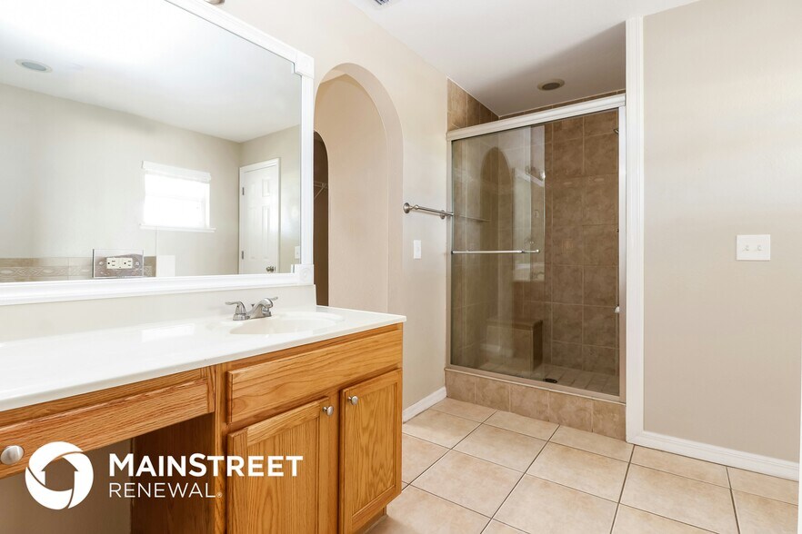 Building Photo - 527 NE 6th Pl