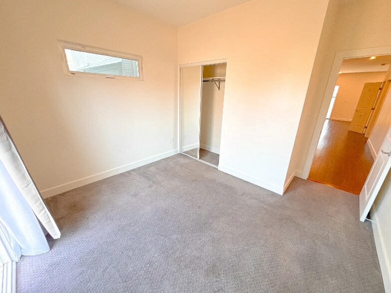 Building Photo - 835 35th St