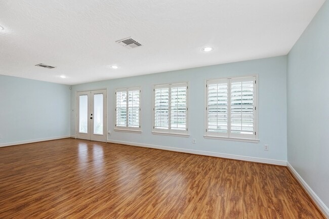 Building Photo - 5511 Greentree Dr