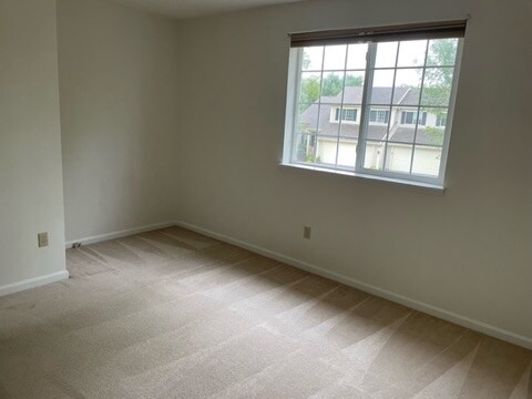 Building Photo - 8 Thrush Ln