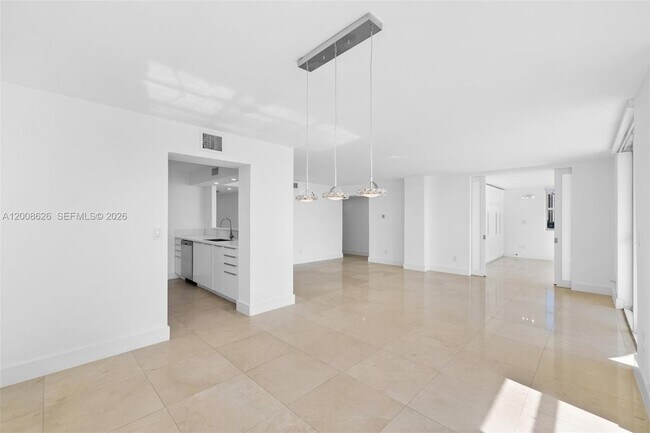 Building Photo - 1420 Brickell Bay Dr