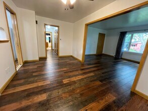 Building Photo - Spacious Main Level 3 Bed/1 Bath Apartment!