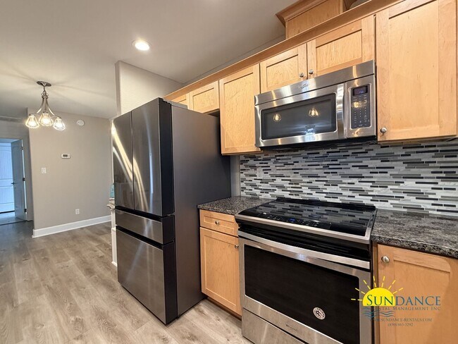 Building Photo - Beautiful 3-Bedroom Pool Home in Destin – Lawn & Pool Service Included!