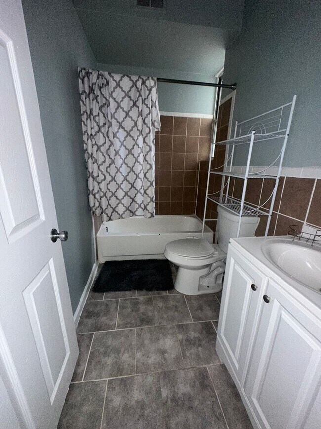 Building Photo - 1721 N Creighton St