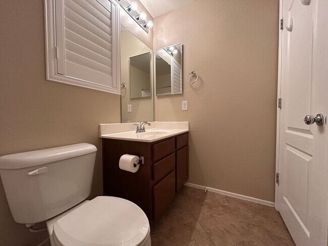 Building Photo - 2251 S Ponderosa Dr