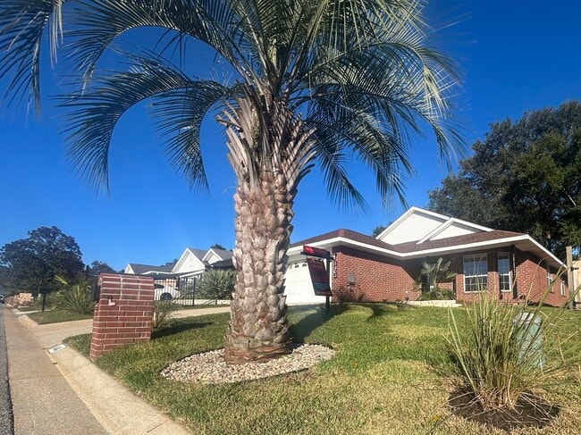 Building Photo - 1404 Greystone Dr