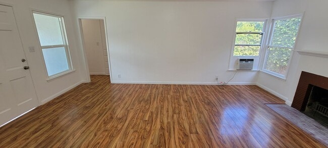 Building Photo - Upgraded back unit of duplex