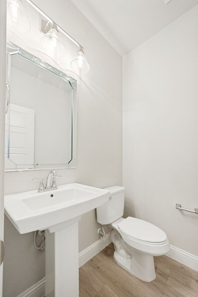 Building Photo - Modern 3 Bedroom, 2.5 Bath Townhome in a Gated Community for Lease!