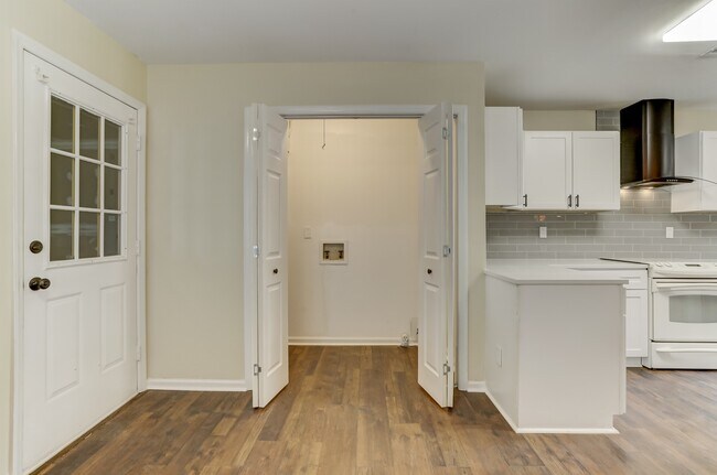 Laundry closet - 5321 Reedham Ct