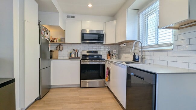 Building Photo - 1030 Casa Dr