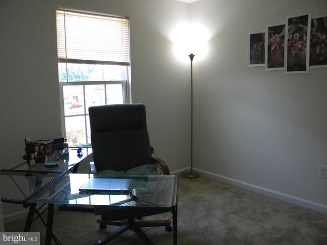 Building Photo - 652 E Chestnut St