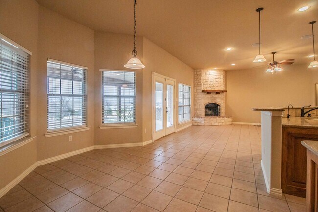Building Photo - Beautiful Traditional Home on Over an Acre in Weatherford!